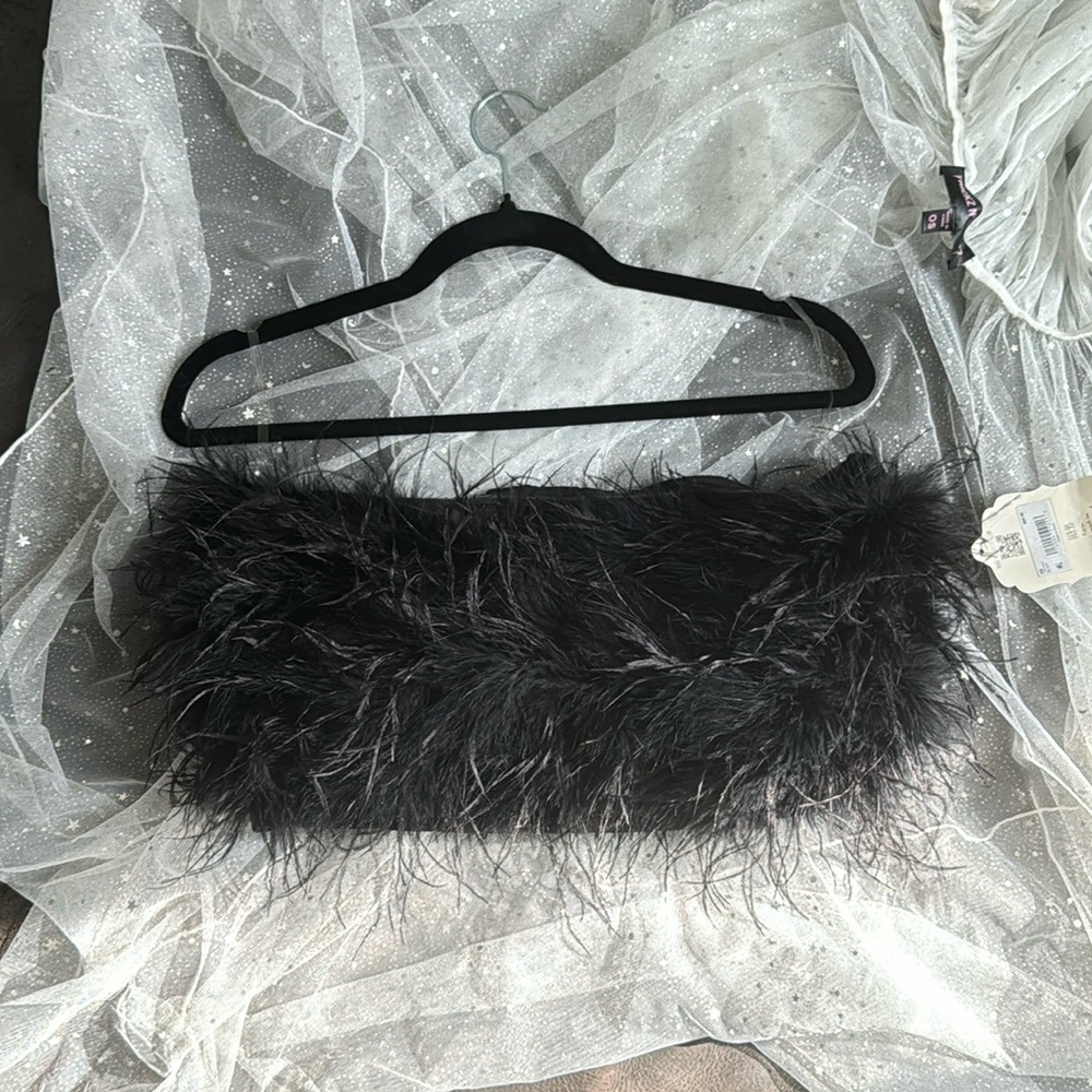 Ostrich feather tube top. Has feathers all the way around!